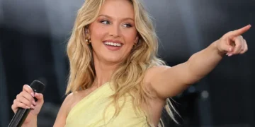 Zara Larsson laughs off hair mishap with fan onstage
